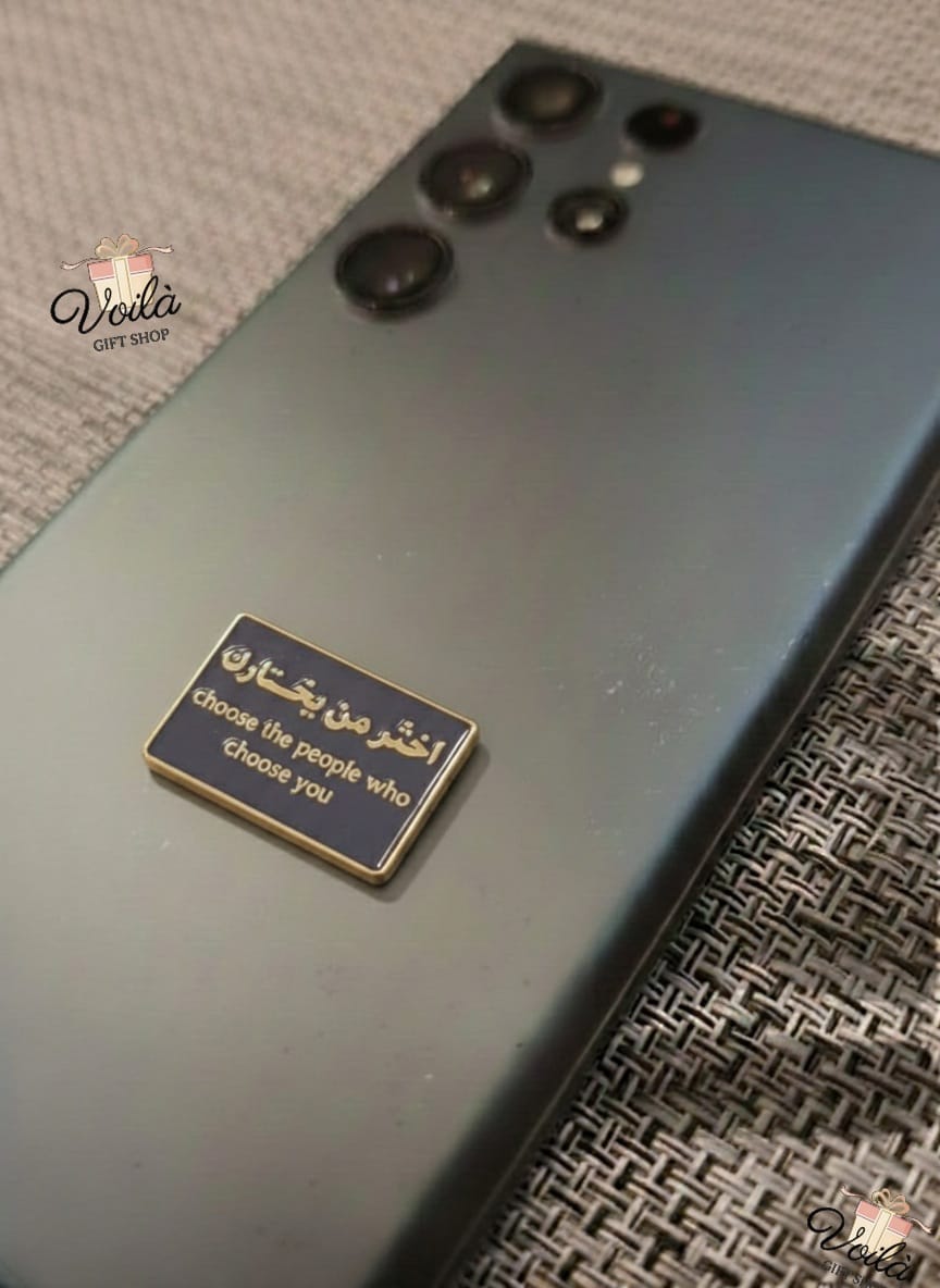 Smartphone with a motivational plaque on a textured surface
